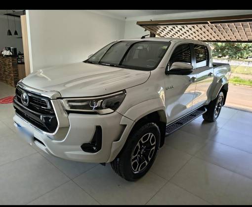 TOYOTA HILUX 2.8 D-4D TURBO DIESEL CD SRX PLUS 4X4 AUTOMÁTICO